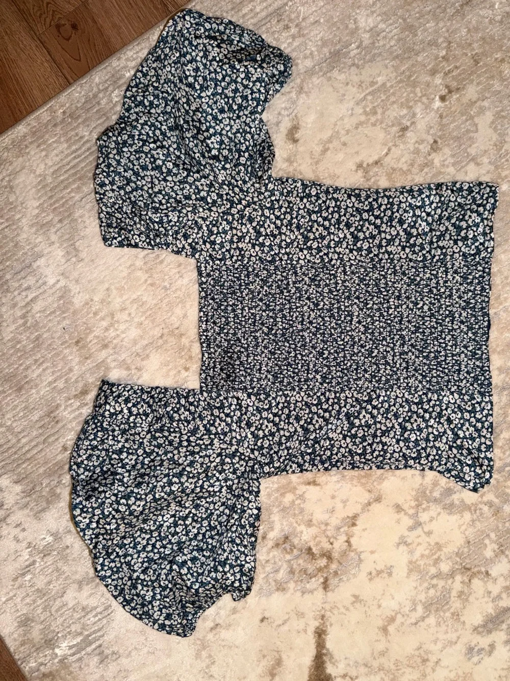 NWOT Abercrombie & Fitch Navy and White Floral Puff-Sleeve Square Neck Top